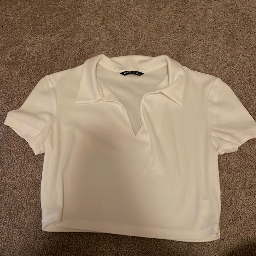 white cropped tee